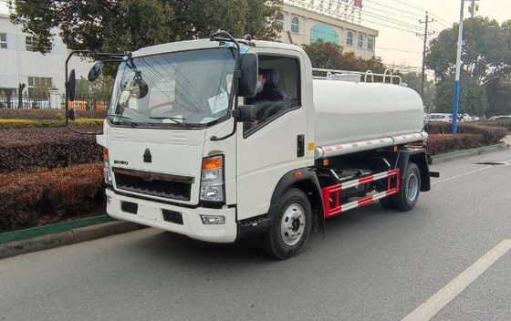 HOWO Engineering Emergency Vehicle 3800mm With 8 Cubic 8 Tons Water Tank